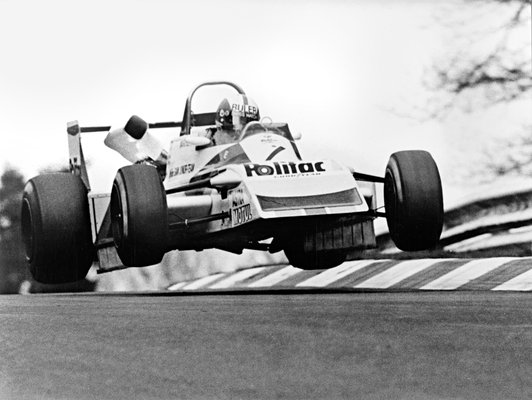 Big Jump - Formel-2-Junior Marc Surer hechtet 1979 im March-BMW über einen Sprunghügel am Nürburgring.