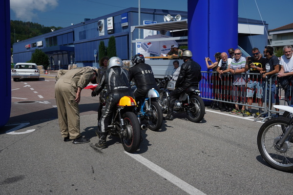 Biker am Start, letzte Anweisungen - über hundert Jahre alte Motorräder sind mitgefahren, wunderbarer Sound war garantiert - Oldtimer Grand Prix Safenwil 2019