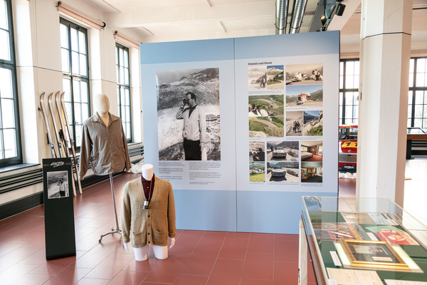 Bilder und Utensilien von den Dreharbeiten - Emil-Frey-Classics Sonderschau "James Bond, die Schweiz und die Autolust der 60-er-Jahre