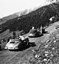 Bildserie zu Porsches Bremsen-Versuchsfahrten im Oktober 1958 am Stilfser Joch, hier mit einem 356 A Convertible D und einem 356 A Coupé. Noch sieht das Wetter recht verheissungsvoll aus…