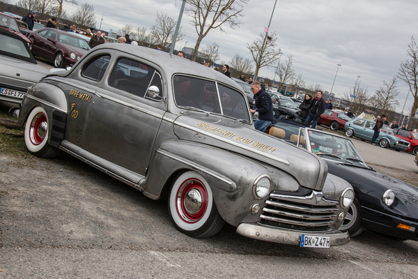 Bis aufs blanke Blech abgeschliffener '47er Ford – Retro Saisonauftakt 2025