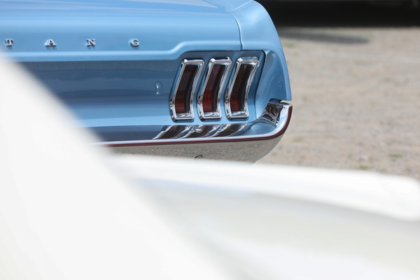 Bis heute erhaltenes Mustang-Merkmal: die Rückleuchten aus drei senkrechten Balken, am Modell 1967/68 leicht konkav - 8. Mustang & Shelby Meeting 2024