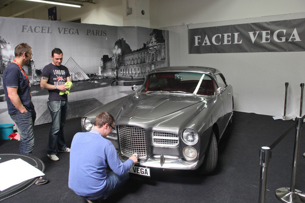Bis zuletzt wird geputzt, auch bei den Freunden des Facel Vega - Techno Classica 2015