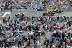 Bis zum Schluss blieben unzählige Besucher im Innenfeld – Indianapolis in Oerlikon 2013 Bis zum Schluss blieben unzählige Besucher im Innenfeld – Indianapolis in Oerlikon 2013
