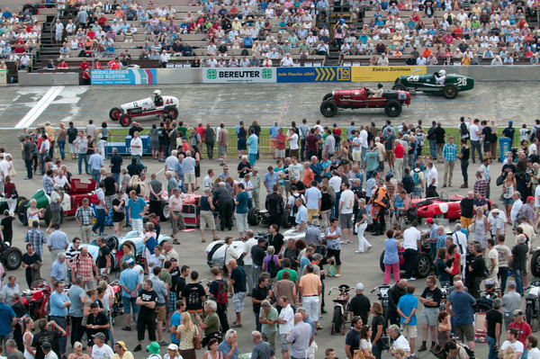 Bis zum Schluss blieben unzählige Besucher im Innenfeld – Indianapolis in Oerlikon 2013