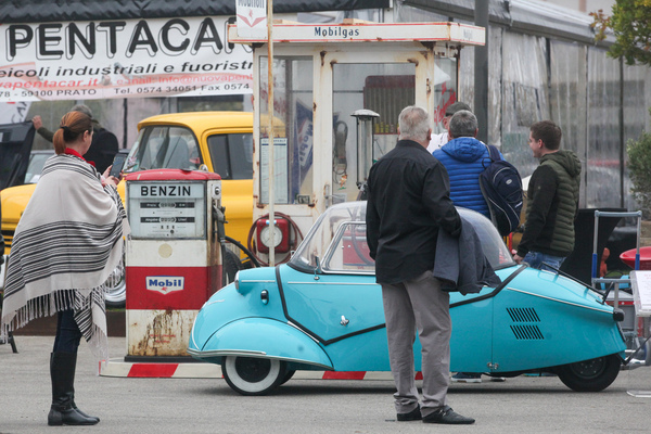 Image: Fill up once, please! Messerschmitt KR176 at the historic filling station - Auto e Moto d'Epoca Padua 2021