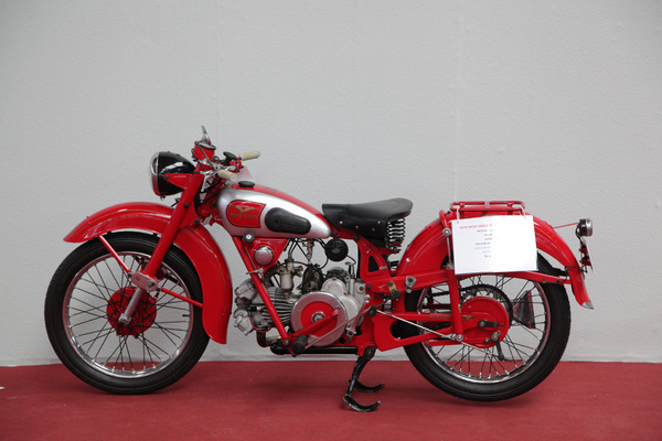 Bitte nicht draufsitzen - altehrwürdige Moto Guzzi - Klassikwelt Bodensee 2016