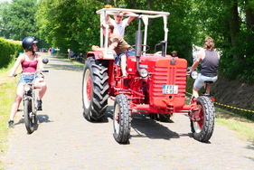 Bitte sage keiner mehr, die Jugend interessiere sich nicht für klassische Fahrzeuge. Hier begegnen sich zwei junge Herren auf einem Mc Cormick mit einer jungen Dame auf Puch Maxi S. – Bockhorner Oldtimermarkt 2025