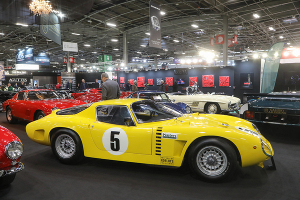 Bizzarrini 5300 GT Strada (1965) - mit Alukarosserie , gesehen auf dem Stand der Gallery Aaldering - Rétromobile Paris 2024