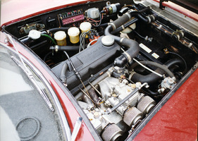 Bizzarrini GT 1900 Europa (1968) - Blick in den Motorraum mit dem Opel-Motor mit Weber-Vergasern