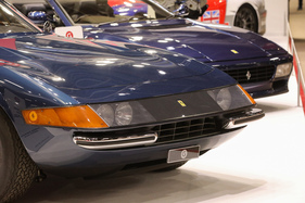 Blau in Blau aus zwei Epochen - Ferrari 365 GTB/4 "Daytona" und Ferrari Testarossa Spider – Rétromobile Paris 2025 Blau in Blau aus zwei Epochen - Ferrari 365 GTB/4 "Daytona" und Ferrari Testarossa Spider – Rétromobile Paris 2025
