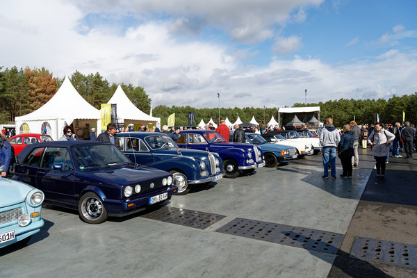 Blaue Autos, blauer Himmel – Oldtimer-Show Berlin 2022