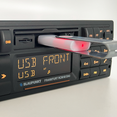Bild: Blaupunkt Frankfurt RCM 82 DAB - Front-Input-USB