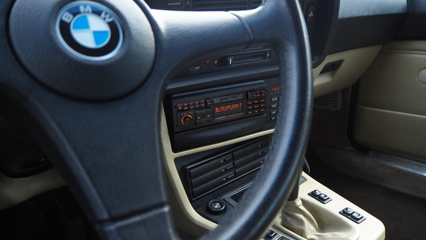 Bild: Blaupunkt Frankfurt RCM 82 DAB - Im BMW Youngtimer