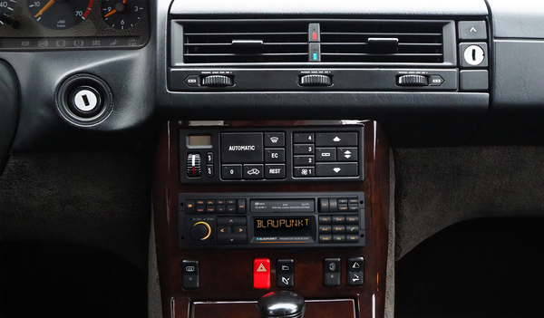 Image: Blaupunkt Frankfurt RCM 82 DAB - In the Mercedes-Benz SL R129