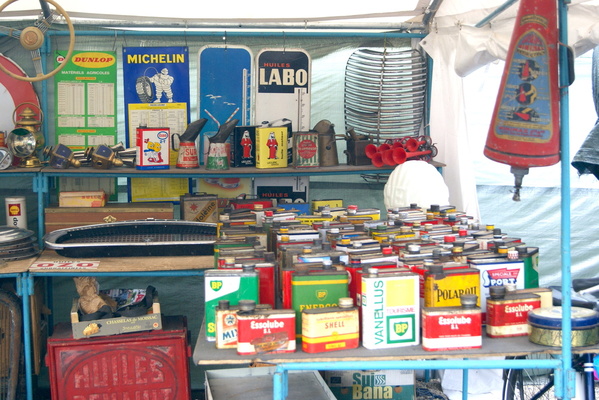 Blech ist in jeder Form beliebt, egal ob als Werbetafel, Thermometer, Ölkanne oder Öldose – Veterama Mannheim 2022