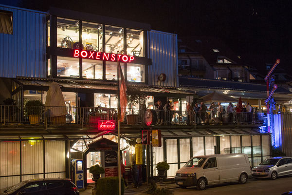 Blick auf das Boxenstop Museum Tübingen - da drin wird diskutiert
