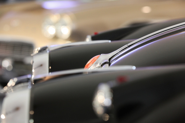 Blick auf das Jaguar-Emblem beim XK 150 von 1959 - Versteigerung Oldtimer Galerie Gstaad 2018