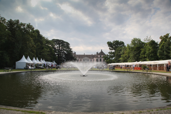 Blick auf das Schloss Coppet, durch den Garten - Concours d'Elégance Suisse Coppet 2017