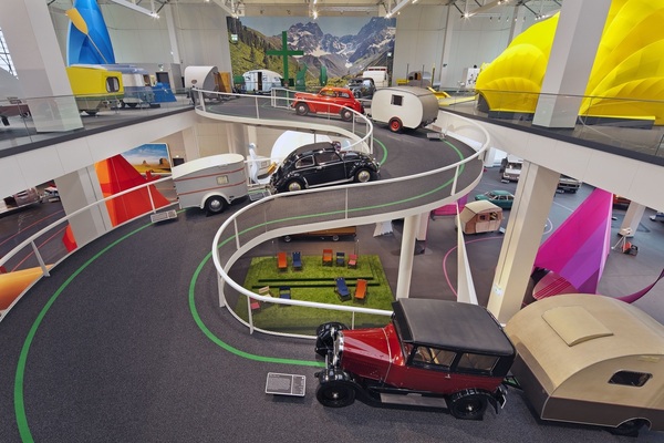 Image: View of the Alpine pass in the Erwin Hymer Museum. Opel 4 PS, 1.1 liter with Sportberger caravan and VW Beetle with Sportberger multi-purpose trailer