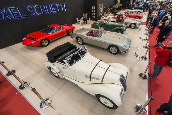 Blick auf den Axel Schütte-Stand mit BMW 328 und anderen Klassikern - Rétromobile Paris 2020