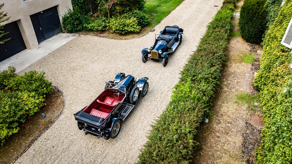 Blick auf den Bentley 3L Tourer von 1923 und den Lancia Lambda von 1926 - Artcurial-Versteigerung der Autos des Automobilmuseums Château de Vernon 2025