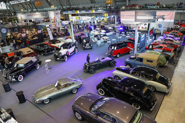 Blick auf den Classicbid-Stand in der Halle 1 - 24. Retro Classics Stuttgart 2025