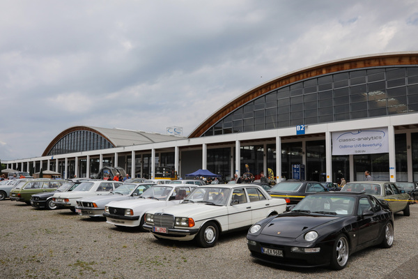 Blick auf den Olditmer-Besucherparkplatz zwischen den Hallen - Klassikwelt Bodensee 2024