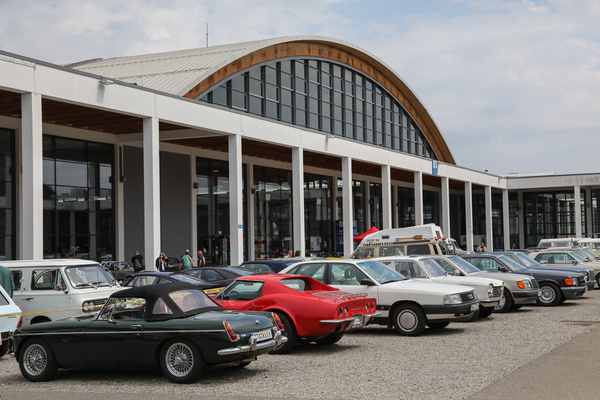Blick auf den Olditmer-Besucherparkplatz zwischen den Hallen - Klassikwelt Bodensee 2024
