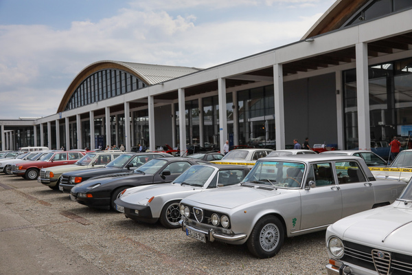 Bild Blick auf den Olditmer-Besucherparkplatz zwischen den Hallen - Klassikwelt Bodensee 2024