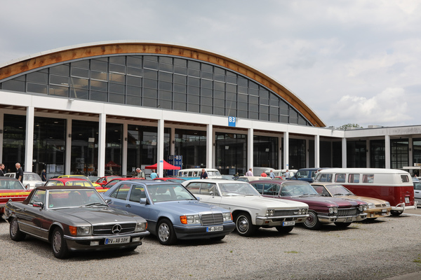 Blick auf den Olditmer-Besucherparkplatz zwischen den Hallen - Klassikwelt Bodensee 2024