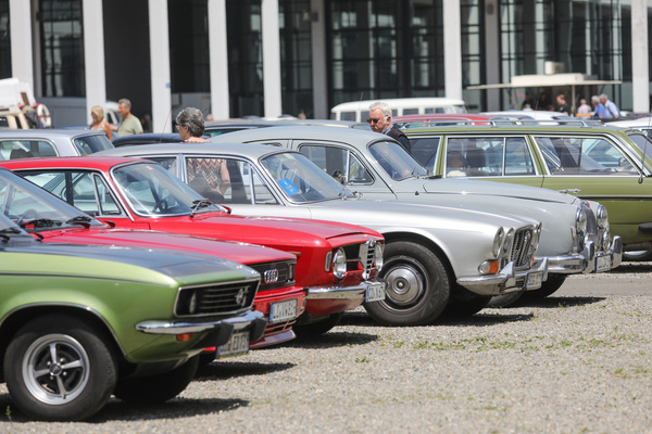 Blick auf den Oldtimer-Besucherparkplatz zwischen den Hallen - Klassikwelt Bodensee 2024