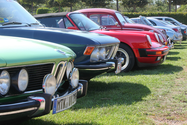 Blick auf den Parpklatz - BMW-Klassiker und andere Oldtimer - Classic-Gala Schwetzingen 2021