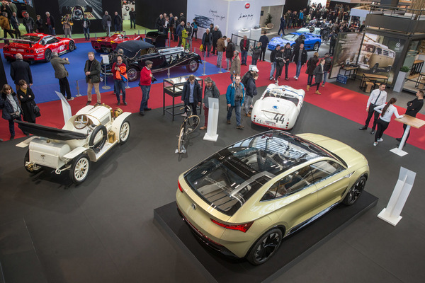 Blick auf den Skoda-Stand mit Elektroauto der Zukunft - Rétromobile Paris 2020