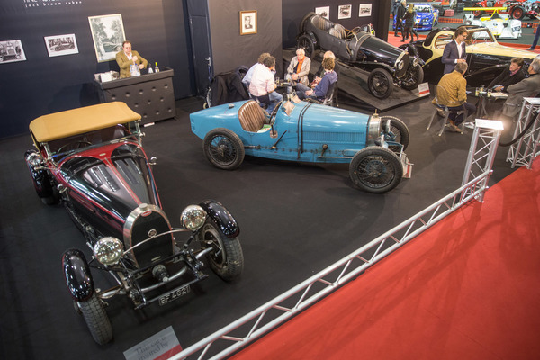 Blick auf den Stand eines französischen Bugatti-Händler - Rétromobile Paris 2020