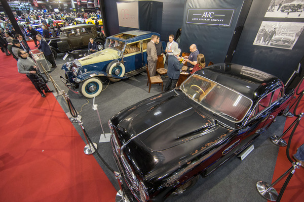 Blick auf den Stand von Christoph Grohe mit einem Stutz DV 32 von 1932 und einem Delahaye - Rétromobile Paris 2020