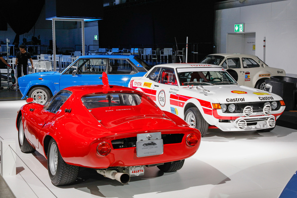 Blick auf den Stand von Lutziger Classic Cars - 38. Auto Zürich 2025