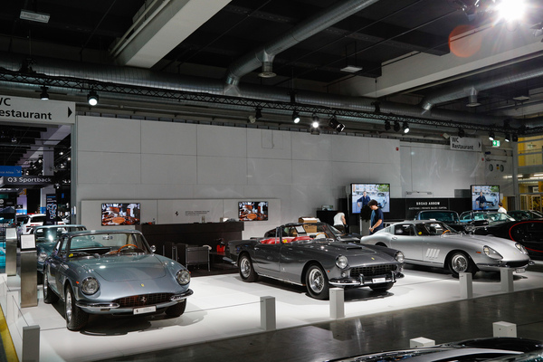 Blick auf den Stand von Niki Hasler, der Marke Ferrari gewidmet - 38. Auto Zürich 2025