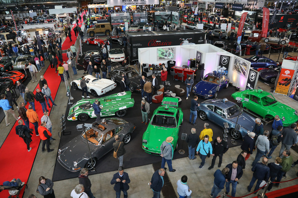 Blick auf den Stand von PS Automobile - mit zwei Porsche-Rennwagen der Extraklasse - Retro Classics Stuttgart 2024