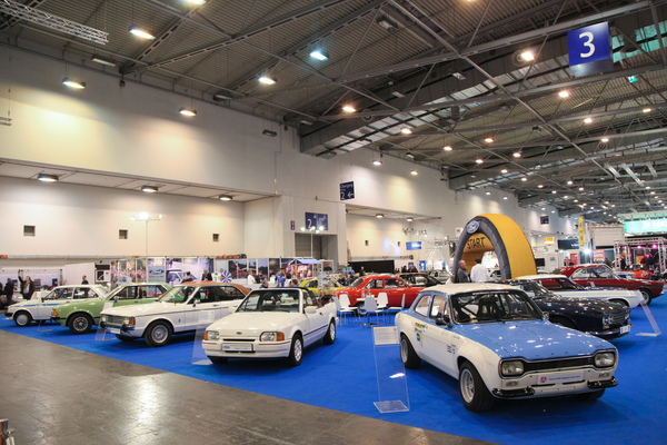 Blick auf den grossen Ford-Club-Stand - Techno Classica Essen 2018