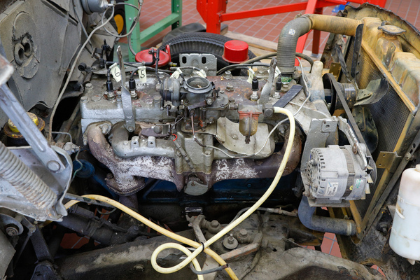 Bild: Blick auf den noch unrestaurierten Motor des Dodge Kingsway