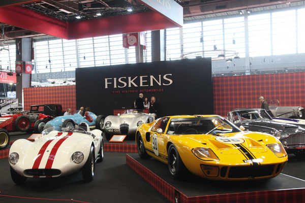Blick auf den schönen Stand von Fiskens - Rétromobile Paris 2020