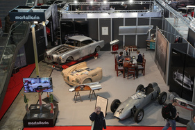 Blick auf die Arbeit eines Restaurierers - Retro Classics Stuttgart 2020