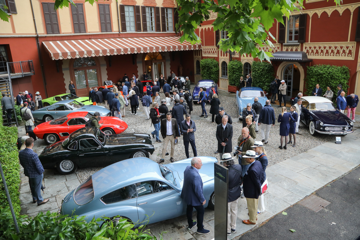 Blick auf die Autos im Park der Villa d'Este - Concorso d'Eleganza Villa d'Este 2023