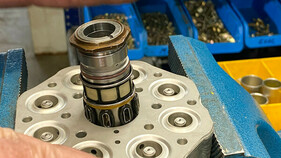 Blick auf die Differenzdruckventile des Mengenteiler - In der Mitte steckt der Schlitzträger samt Steuerkolben