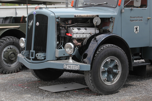 Blick auf die Motorentechnik bei einem Saurer Diesel - Swiss Classic World Luzern 2019