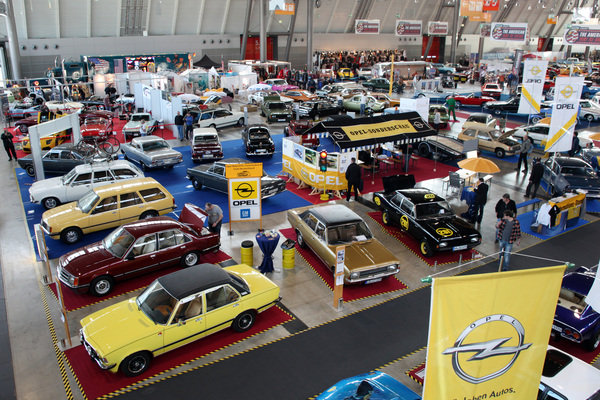 Blick auf die Opel-Sonderschau der Opel-Clubs - Retro Classics Stuttgart 2014