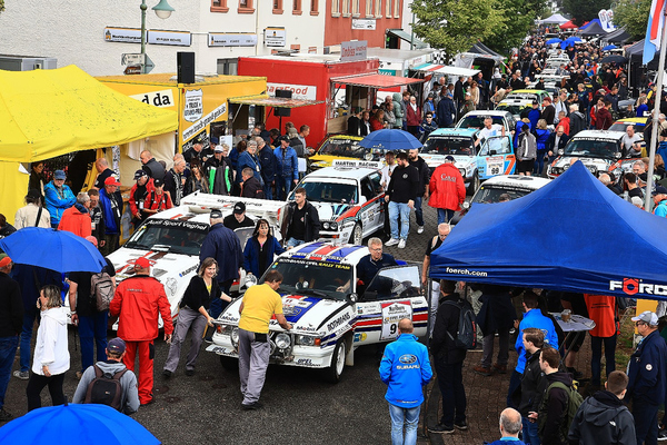Bild: Blick auf die Rallye-Meile, vorne ein Opel Ascona 400 - ADAC Eifel Rallye Festival 2023
