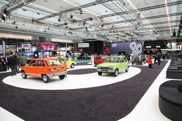Blick auf die Renault-5-Ausstellung, auf dem Teppich sieht man die "50" - Rétromobile Paris 2022