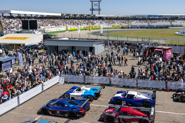 Bild: Blick auf die Sachskurve – ADAC Hockenheim Historic 2025